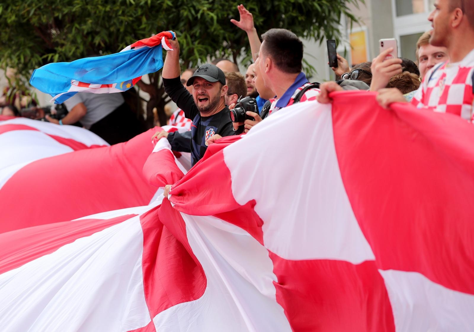 Divovska hrvatska zastava razvijena u centru Nižnji Novgoroda