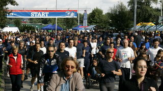Zagreb, 190910.
Danas se na malom Jarunskom jezeru odrzava humanitarna manifestacija Terry Fox Run koja je pod pokroviteljstvom predsjednika drzave Ive Josipovica, Vlade RH i Grada Zagreba. Gradjani mogu sudjelovati trcanjem, hodanjem, rolanjem i voznjom