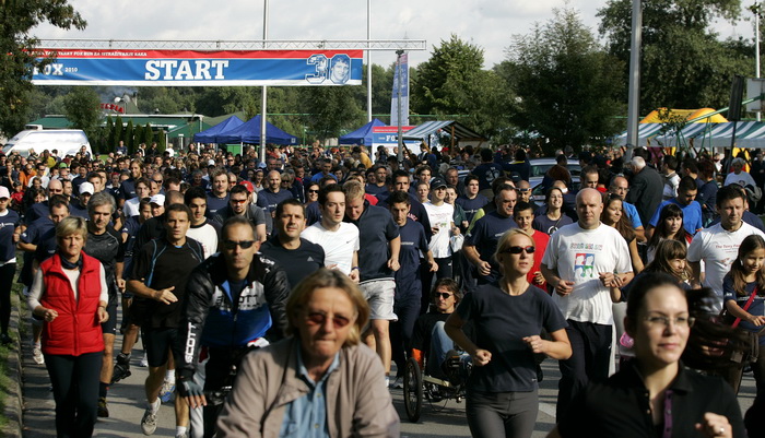 Zagreb, 190910.
Danas se na malom Jarunskom jezeru odrzava humanitarna manifestacija Terry Fox Run koja je pod pokroviteljstvom predsjednika drzave Ive Josipovica, Vlade RH i Grada Zagreba. Gradjani mogu sudjelovati trcanjem, hodanjem, rolanjem i voznjom