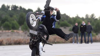 Sepurine, 220112
Na pisti vojarne Sepurine nedaleko od Zadra, okupili su se ljubitelji automoto sporta. Do trenutka kad je policija prekinula aktivnosti na pisti, automobili i motocikli su se utrkivali i izvodili raznorazne akrobacije na odusevljenje pris Sepurine, 220112
Na pisti vojarne Sepurine nedaleko od Zadra, okupili su se ljubitelji automoto sporta. Do trenutka kad je policija prekinula aktivnosti na pisti, automobili i motocikli su se utrkivali i izvodili raznorazne akrobacije na odusevljenje pris