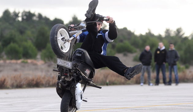 Sepurine, 220112
Na pisti vojarne Sepurine nedaleko od Zadra, okupili su se ljubitelji automoto sporta. Do trenutka kad je policija prekinula aktivnosti na pisti, automobili i motocikli su se utrkivali i izvodili raznorazne akrobacije na odusevljenje pris