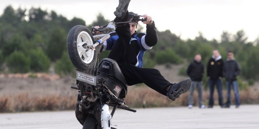 Sepurine, 220112
Na pisti vojarne Sepurine nedaleko od Zadra, okupili su se ljubitelji automoto sporta. Do trenutka kad je policija prekinula aktivnosti na pisti, automobili i motocikli su se utrkivali i izvodili raznorazne akrobacije na odusevljenje pris Sepurine, 220112
Na pisti vojarne Sepurine nedaleko od Zadra, okupili su se ljubitelji automoto sporta. Do trenutka kad je policija prekinula aktivnosti na pisti, automobili i motocikli su se utrkivali i izvodili raznorazne akrobacije na odusevljenje pris