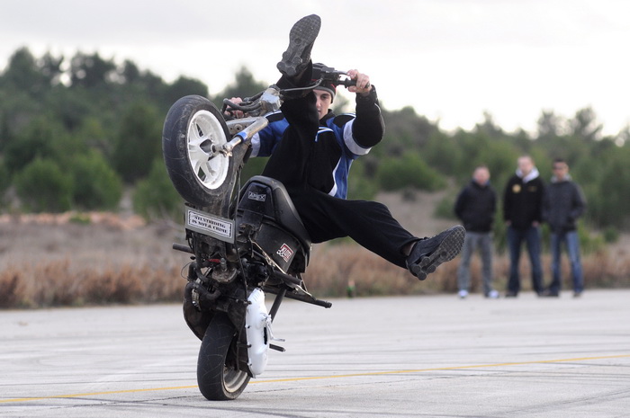 Sepurine, 220112
Na pisti vojarne Sepurine nedaleko od Zadra, okupili su se ljubitelji automoto sporta. Do trenutka kad je policija prekinula aktivnosti na pisti, automobili i motocikli su se utrkivali i izvodili raznorazne akrobacije na odusevljenje pris Sepurine, 220112
Na pisti vojarne Sepurine nedaleko od Zadra, okupili su se ljubitelji automoto sporta. Do trenutka kad je policija prekinula aktivnosti na pisti, automobili i motocikli su se utrkivali i izvodili raznorazne akrobacije na odusevljenje pris