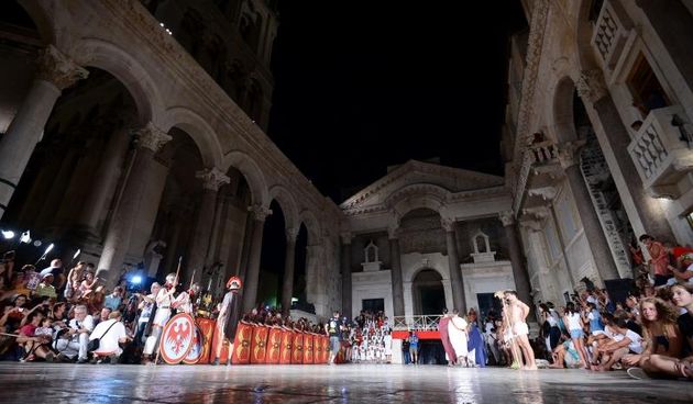 Veceras je u Splitu svecano otvorena manifestacija Dani Dioklecijana 2015. Cetverodnevno dogadjanje zapocelo je svecanom povorkom rimske legije preko Rive i Marmontove ulice do Peristila. Na Peristilu su demonstrirane borbe legionara i gladijatora. Ovogod