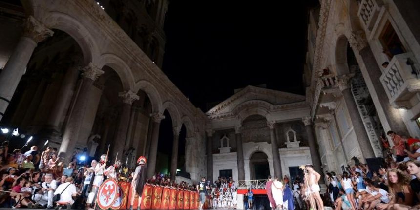 Veceras je u Splitu svecano otvorena manifestacija Dani Dioklecijana 2015. Cetverodnevno dogadjanje zapocelo je svecanom povorkom rimske legije preko Rive i Marmontove ulice do Peristila. Na Peristilu su demonstrirane borbe legionara i gladijatora. Ovogod Veceras je u Splitu svecano otvorena manifestacija Dani Dioklecijana 2015. Cetverodnevno dogadjanje zapocelo je svecanom povorkom rimske legije preko Rive i Marmontove ulice do Peristila. Na Peristilu su demonstrirane borbe legionara i gladijatora. Ovogod