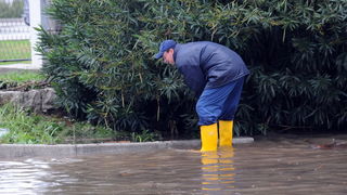 Dubrovnik, 221110.
Velike kolicine kise koje su padale danas na dubrovackom podrucju izazvale su velike poplave , odrone, sto je uveliko otezavalo pjesacki o cestovni promet. Zbog oborina na prometnici , u ulici  Obala Ivana Pavla II , u tzv. Solskoj bazi