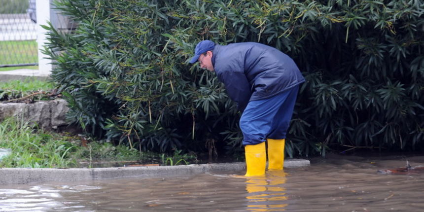 Dubrovnik, 221110.
Velike kolicine kise koje su padale danas na dubrovackom podrucju izazvale su velike poplave , odrone, sto je uveliko otezavalo pjesacki o cestovni promet. Zbog oborina na prometnici , u ulici  Obala Ivana Pavla II , u tzv. Solskoj bazi