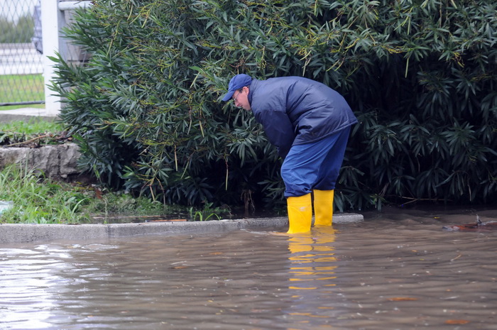 Dubrovnik, 221110.
Velike kolicine kise koje su padale danas na dubrovackom podrucju izazvale su velike poplave , odrone, sto je uveliko otezavalo pjesacki o cestovni promet. Zbog oborina na prometnici , u ulici  Obala Ivana Pavla II , u tzv. Solskoj bazi