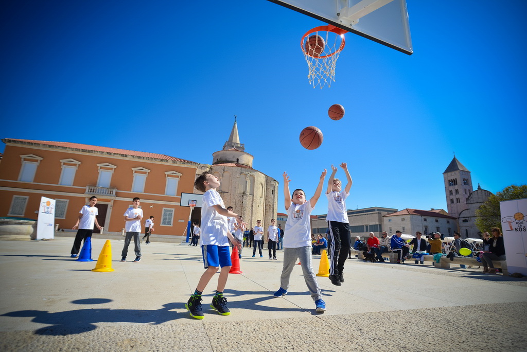 Basket na Forumu: Košarkaške legende protiv mlađih uzrasta KK Zadar Basket na Forumu: Košarkaške legende protiv mlađih uzrasta KK Zadar
