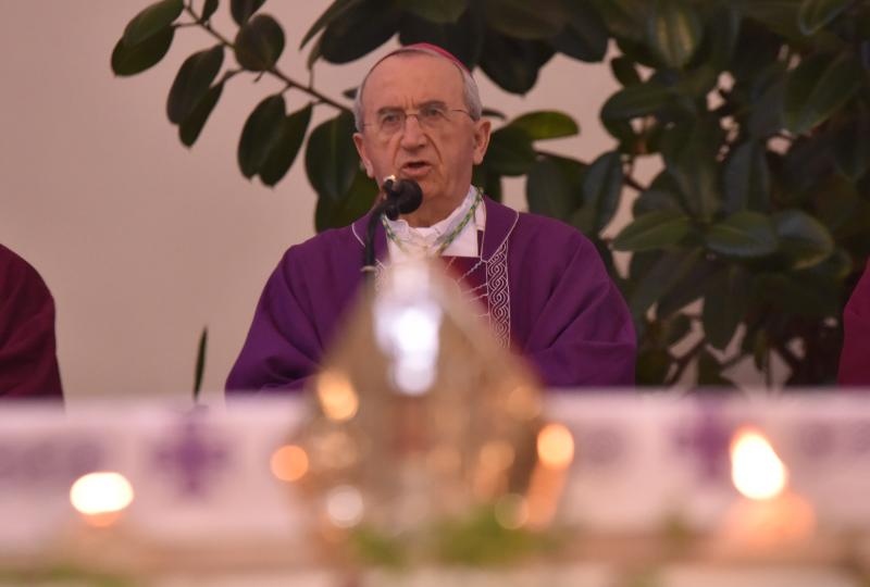 Kistanje: Zadarski nadbiskup Želimir Puljić blagoslovio relikvije sv. Nikole. Foto: Hrvoje Jelavić/PIXSELL Kistanje: Zadarski nadbiskup Želimir Puljić blagoslovio relikvije sv. Nikole. Foto: Hrvoje Jelavić/PIXSELL