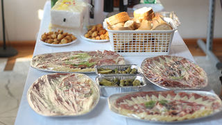 Izložba crteža i skulptura Zvonka Govorčina, domjenak, hrana, foto: S. Čuka Izložba crteža i skulptura Zvonka Govorčina, domjenak, hrana, foto: S. Čuka