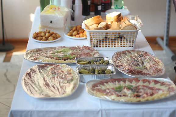 Izložba crteža i skulptura Zvonka Govorčina, domjenak, hrana, foto: S. Čuka Izložba crteža i skulptura Zvonka Govorčina, domjenak, hrana, foto: S. Čuka