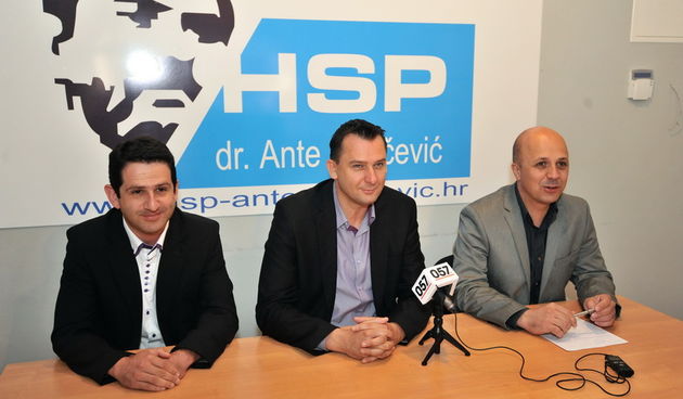 Zadar, 220513
Press konferencija zadarskog HSP-a AS povodom dobrih rezultata na lokalnim izborima.
Na fotografiji: Ivica Vlakic (kand za dogradonacelnika), Rudolf Dvorski (dopredsjednik HSP-a AS, kandidat za dozupana), Tomislav Saric(predsjednik zupanijsk