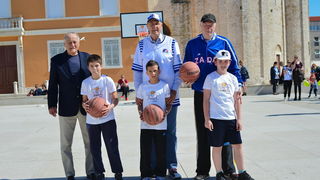 Basket na Forumu: Košarkaške legende protiv mlađih uzrasta KK Zadar Basket na Forumu: Košarkaške legende protiv mlađih uzrasta KK Zadar