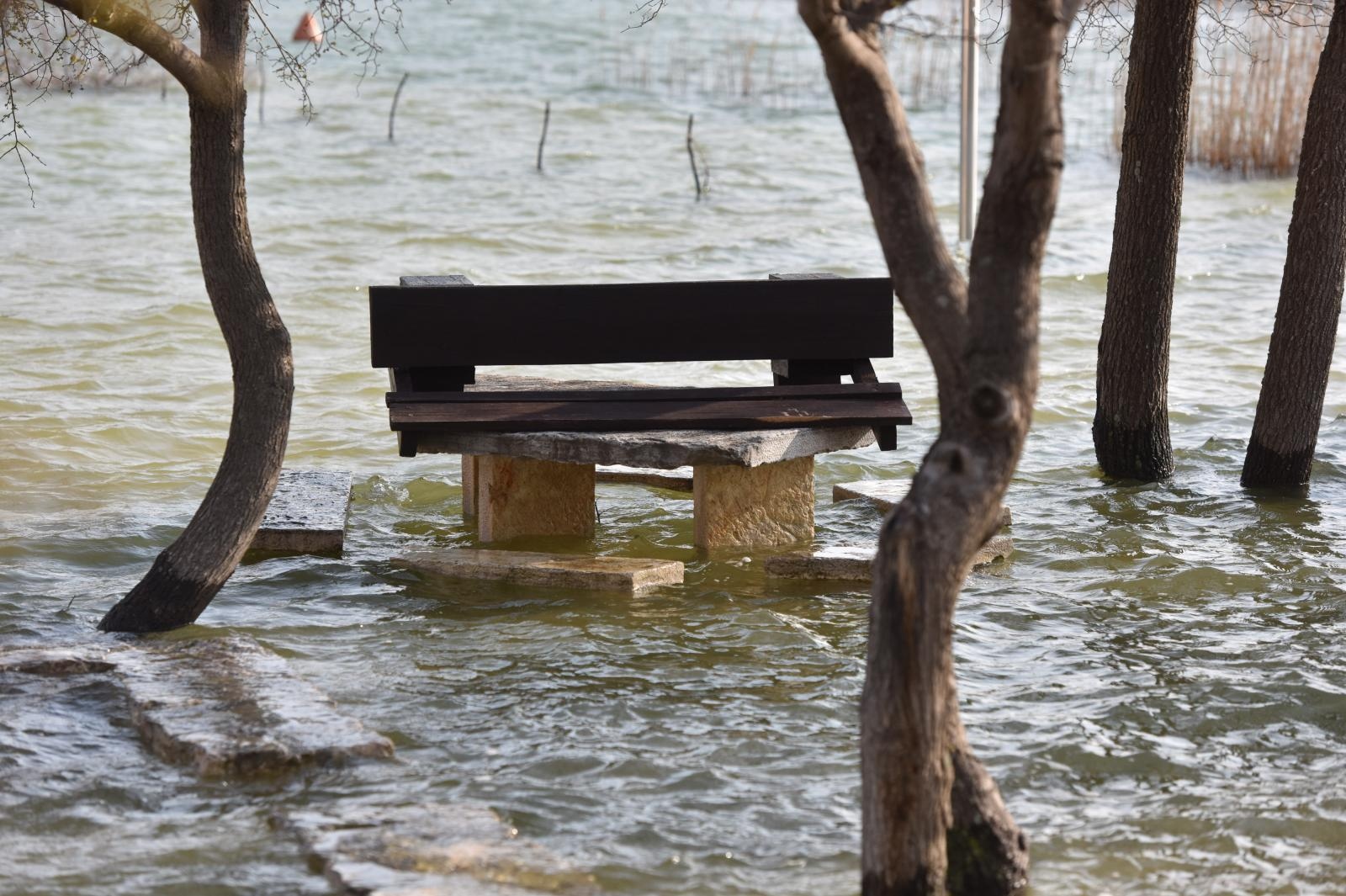 Nezapamćeno visoka razina vodostaja Vranskog jezera Nezapamćeno visoka razina vodostaja Vranskog jezera