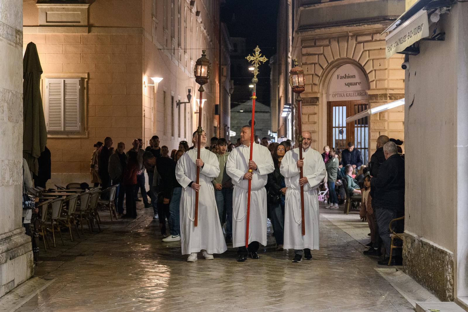 Nadbiskup Zgrablić predvodio Službu Muke Gospodnje u katedrali sv. Stošije Nadbiskup Zgrablić predvodio Službu Muke Gospodnje u katedrali sv. Stošije