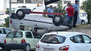 Zadar: U nesreći u ulici Benka Benkovića došlo do prevrtanja vozila koje je palo na parkiralište