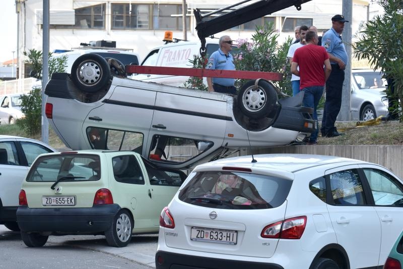Zadar: U nesreći u ulici Benka Benkovića došlo do prevrtanja vozila koje je palo na parkiralište