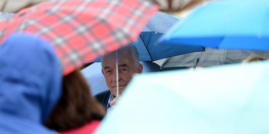 Varazdin – Unatoc najavama, mnogi su gradjani kisu docekali nespremni. kiša. kišobran, jesen Photo: Marko Jurinec/PIXSELL