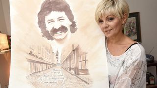 Marina Tomašević crnim vinom slika portrete svojih kolega sa estrade Marina Tomašević crnim vinom slika portrete svojih kolega sa estrade