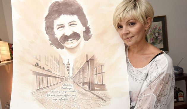 Marina Tomašević crnim vinom slika portrete svojih kolega sa estrade