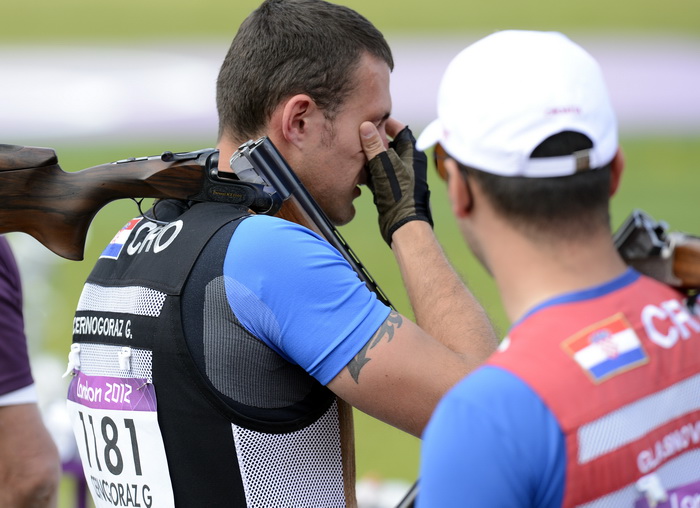 London, 060812.
Hrvatski strijelci Anton Glasnovic i Giovanni Cernogoraz u finalu trapa tijekom Olimpijskih Igara u Londonu.
Na fotografiji: Giovanni Cernogoraz osvojio je zlato.
Foto: Drago Sopta / CROPIX