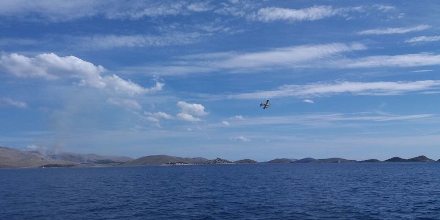 Tri kanadera gase požar u uvali Vrulja na otoku Kornatu