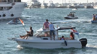 Svečani doček zadarskih Vatrenih: Jedrenjakom Branimir plovili od Gradskog mosta do gata na zadarskoj rivi