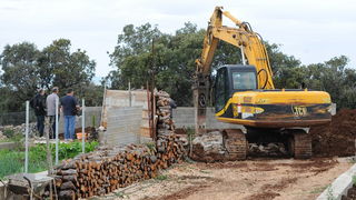 Vir, 060513.
Ministarstvo graditeljstva nastavilo je akciju uklanjanja bespravno sagradjenih objekata na otoku Viru. Danas su u uvali Srpljica rusena tri prizemna objekta i gusterna za vodu, a u narednim danima ce se ukloniti jos sest objekata.
Na fotogra