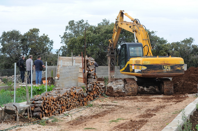 Vir, 060513.
Ministarstvo graditeljstva nastavilo je akciju uklanjanja bespravno sagradjenih objekata na otoku Viru. Danas su u uvali Srpljica rusena tri prizemna objekta i gusterna za vodu, a u narednim danima ce se ukloniti jos sest objekata.
Na fotogra