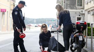 Čišćenje ulice u Šibeniku nakon masovne tuče navijača u Šibeniku Čišćenje ulice u Šibeniku nakon masovne tuče navijača u Šibeniku