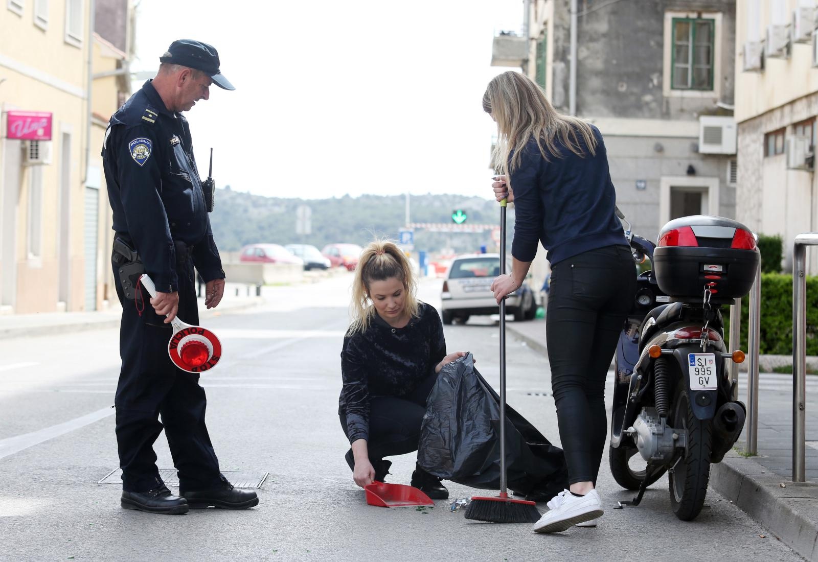 Čišćenje ulice u Šibeniku nakon masovne tuče navijača u Šibeniku Čišćenje ulice u Šibeniku nakon masovne tuče navijača u Šibeniku