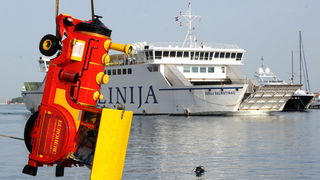 Zadar, 040911.
U noci sa subote na nedjelju nepoznata osoba ukrala je vlakic koji sluzi za turisticko razgledavanje grada i odvezla se s njim u more. Ocevid je u tjeku.
Na fotografiji : vadjenje vlaka iz mora.
Foto: Andrija Lucic / CROPIX Zadar, 040911.
U noci sa subote na nedjelju nepoznata osoba ukrala je vlakic koji sluzi za turisticko razgledavanje grada i odvezla se s njim u more. Ocevid je u tjeku.
Na fotografiji : vadjenje vlaka iz mora.
Foto: Andrija Lucic / CROPIX