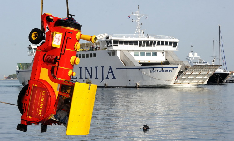 Zadar, 040911.
U noci sa subote na nedjelju nepoznata osoba ukrala je vlakic koji sluzi za turisticko razgledavanje grada i odvezla se s njim u more. Ocevid je u tjeku.
Na fotografiji : vadjenje vlaka iz mora.
Foto: Andrija Lucic / CROPIX Zadar, 040911.
U noci sa subote na nedjelju nepoznata osoba ukrala je vlakic koji sluzi za turisticko razgledavanje grada i odvezla se s njim u more. Ocevid je u tjeku.
Na fotografiji : vadjenje vlaka iz mora.
Foto: Andrija Lucic / CROPIX