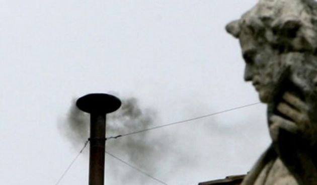 Crni dim iz dimnjaka Sikstinske kapele!, foto: HRT