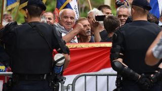 Srb: Uz Thompsonove pjesme prosvjednici ispred interventne policije protiv obljetnice Ustanka, Photo: Dino Stanin/PIXSELL