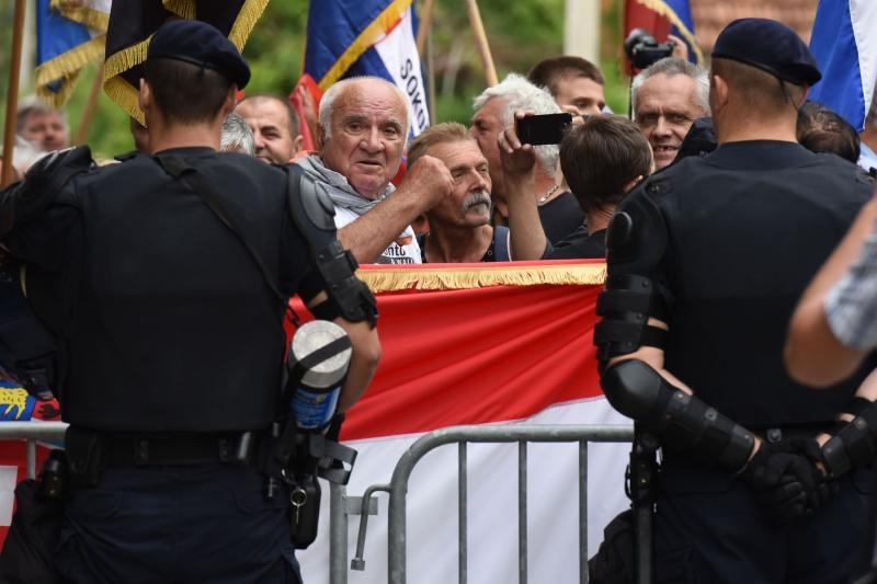 Srb: Uz Thompsonove pjesme prosvjednici ispred interventne policije protiv obljetnice Ustanka, Photo: Dino Stanin/PIXSELL