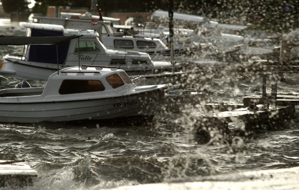 Zadar, 300513.
U samo sat vremena vrijeme se u Zadru izmjenjalo od kise i tmurnih oblaka do sunca i duge koja se nadvila nad gradom. Na trenutak su se podigli i valovi koji su opljuskivali ceste uz more.
Foto: Jure Miskovic / CROPIX
