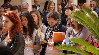 Izložba nosi naziv “Približavanje – stih i slika”, a otvara se u klaustru samostana Sv. Frane. Izložba nosi naziv “Približavanje – stih i slika”, a otvara se u klaustru samostana Sv. Frane.