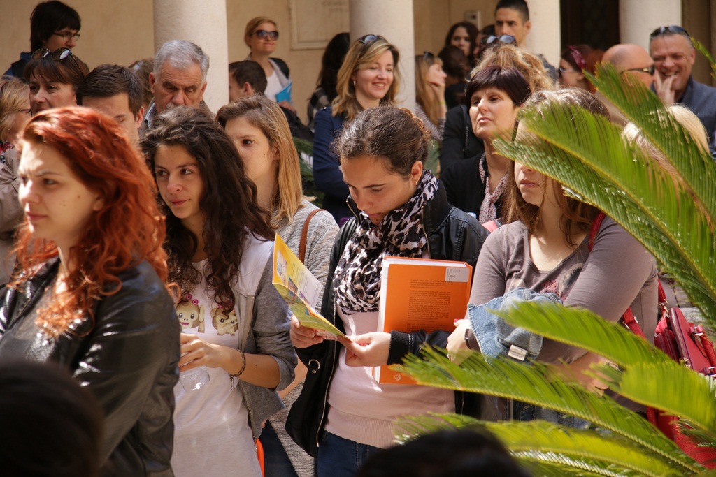 Izložba nosi naziv “Približavanje – stih i slika”, a otvara se u klaustru samostana Sv. Frane. Izložba nosi naziv “Približavanje – stih i slika”, a otvara se u klaustru samostana Sv. Frane.