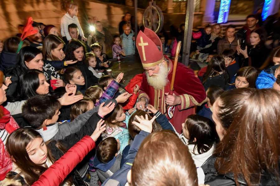 Advent u Zadru: Sveti Nikola razveselio najmlađe Zadrane Advent u Zadru: Sveti Nikola razveselio najmlađe Zadrane