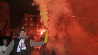 Split, 130211.
Navijaci Hajduka, pripadnici Torcide docekali su 100. rodjendan voljenog kluba uz baklje i signalne rakete. Vatromet je priredjen po cijelom gradu. Detalj s Rive
Foto : Jakov Prkic / Cropix Split, 130211.
Navijaci Hajduka, pripadnici Torcide docekali su 100. rodjendan voljenog kluba uz baklje i signalne rakete. Vatromet je priredjen po cijelom gradu. Detalj s Rive
Foto : Jakov Prkic / Cropix