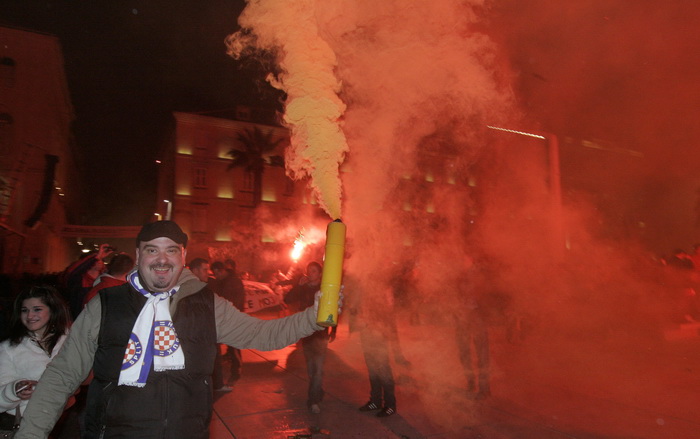 Split, 130211.
Navijaci Hajduka, pripadnici Torcide docekali su 100. rodjendan voljenog kluba uz baklje i signalne rakete. Vatromet je priredjen po cijelom gradu. Detalj s Rive
Foto : Jakov Prkic / Cropix Split, 130211.
Navijaci Hajduka, pripadnici Torcide docekali su 100. rodjendan voljenog kluba uz baklje i signalne rakete. Vatromet je priredjen po cijelom gradu. Detalj s Rive
Foto : Jakov Prkic / Cropix