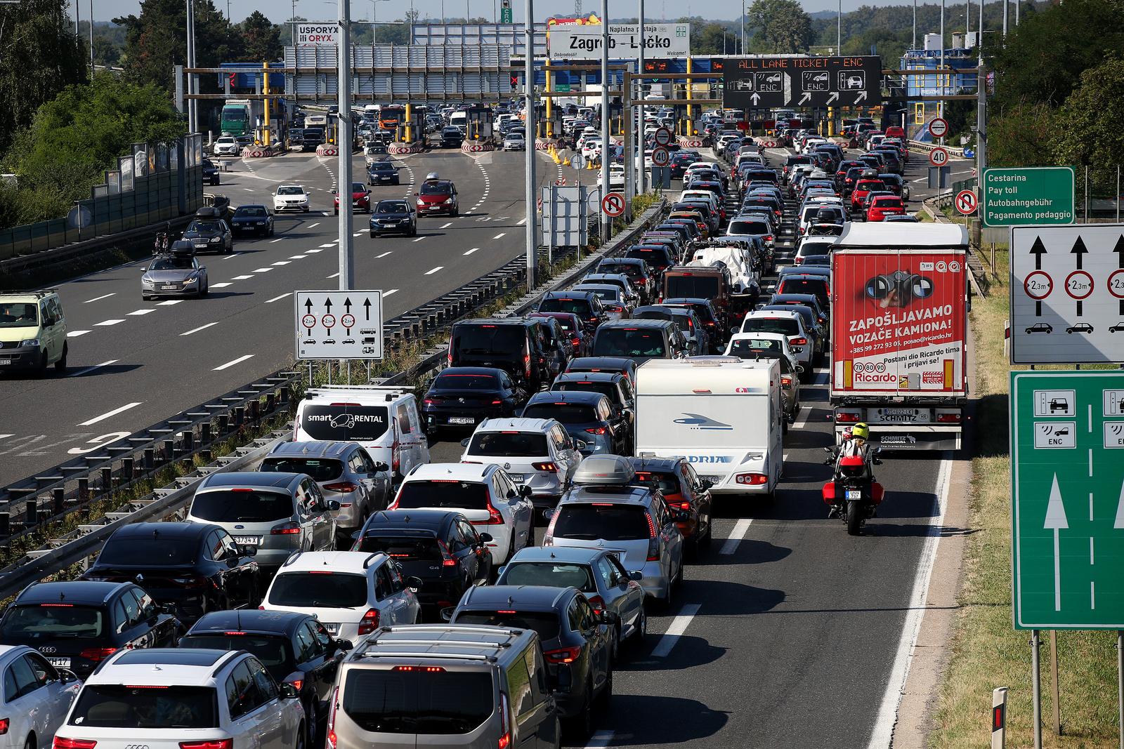 Gužve na naplatnim kućicama Lučko u smjeru mora