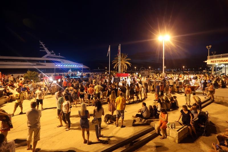 Na Novaljskoj rivi odrzan koncert Najljepsih glasova hrvatske, sudionika popularnog showa The Voice. Photo: Luka Stanzl/PIXSELL Na Novaljskoj rivi odrzan koncert Najljepsih glasova hrvatske, sudionika popularnog showa The Voice. Photo: Luka Stanzl/PIXSELL