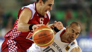 Bydgoszcz, 150909. Dvorana Sport Arena Luczniczka. Europsko prvenstvo u kosarci u Poljskoj, drugi krug natjecanja po skupinama 3. kolo grupe E, utakmica izmedju Hrvatske i Njemacke odlucujuca za ulazak u cetvrtfinale. Na slici: Marko Popovic sa loptom por