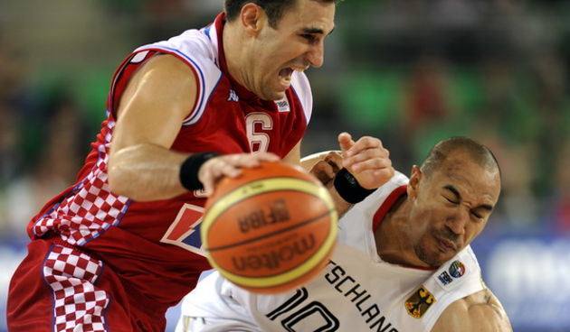 Bydgoszcz, 150909. Dvorana Sport Arena Luczniczka. Europsko prvenstvo u kosarci u Poljskoj, drugi krug natjecanja po skupinama 3. kolo grupe E, utakmica izmedju Hrvatske i Njemacke odlucujuca za ulazak u cetvrtfinale. Na slici: Marko Popovic sa loptom por