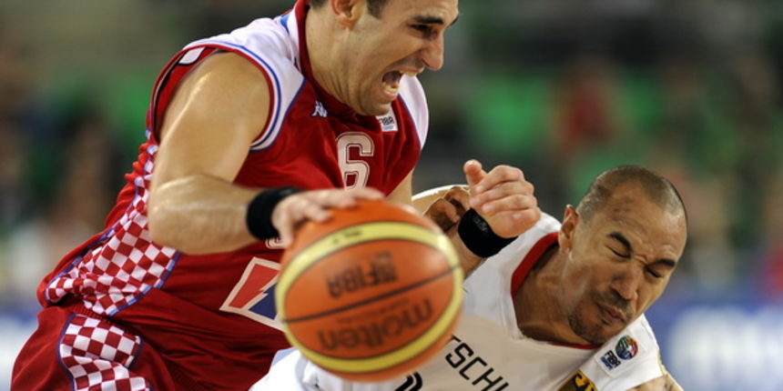 Bydgoszcz, 150909. Dvorana Sport Arena Luczniczka. Europsko prvenstvo u kosarci u Poljskoj, drugi krug natjecanja po skupinama 3. kolo grupe E, utakmica izmedju Hrvatske i Njemacke odlucujuca za ulazak u cetvrtfinale. Na slici: Marko Popovic sa loptom por