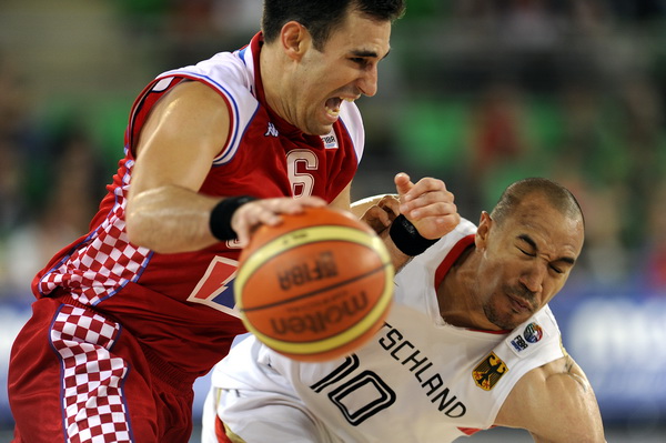 Bydgoszcz, 150909. Dvorana Sport Arena Luczniczka. Europsko prvenstvo u kosarci u Poljskoj, drugi krug natjecanja po skupinama 3. kolo grupe E, utakmica izmedju Hrvatske i Njemacke odlucujuca za ulazak u cetvrtfinale. Na slici: Marko Popovic sa loptom por