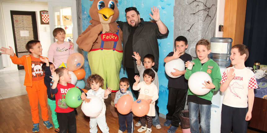 Jacques Houdek i Falky u SOS Dječjem selu Lekenik Jacques Houdek i Falky u SOS Dječjem selu Lekenik